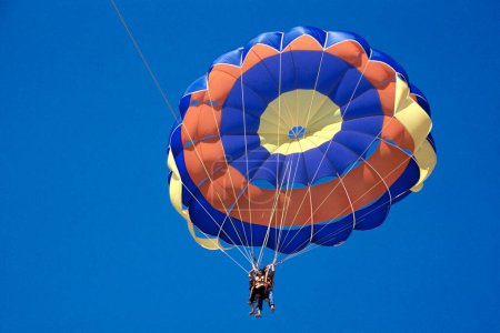 Téléchargez les photos : Haut dans le ciel, Parapente, touristes avec parachute coloré sur la plage de Colva, Goa, Inde - en image libre de droit