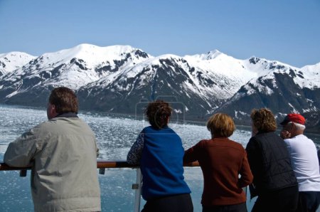 Téléchargez les photos : Touristes sur le pont regardant le glacier Hubbard du bateau de croisière à l'Alaska, États-Unis d'Amérique - en image libre de droit