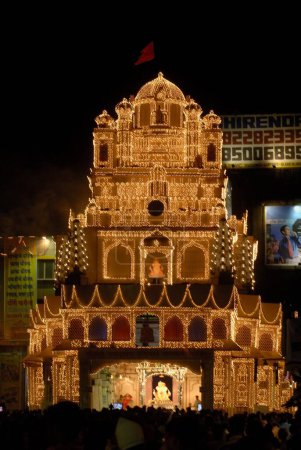 Foto de Decoración ricamente iluminada del Señor Ganesh, Réplica del Templo de Khandoba de Jejuri, Festival de Ganapati en Dagduseth Halwai Ganapati, Pune, Maharashtra, India, Asia - Imagen libre de derechos
