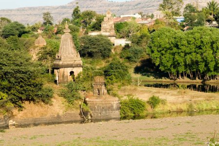 Téléchargez les photos : Temples et ruines à Mahuli près de la rivière Krishna ; Satara ville ; Maharashtra ; Inde - en image libre de droit