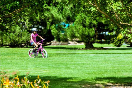 Foto de Chica ciclismo en el parque, Denver, Estados Unidos - Imagen libre de derechos