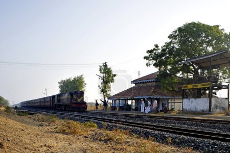 Foto de Estación de tren Lunidhar cerca de Mota Devalia; distrito Amreli; Saurashtra; Gujarat; India - Imagen libre de derechos