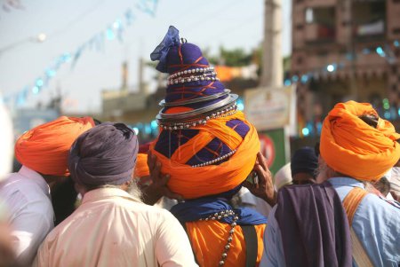 Foto de Soldado religioso de Nihang o Sikh con un equipo decorativo de cabeza alto o, 300 años de consagración del Guru Granth Sahib el 30 de octubre de 2008 en Sachkhand Saheb Gurudwara, Nanded, Maharashtra, India - Imagen libre de derechos