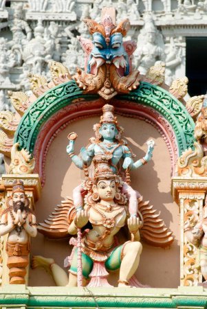 Téléchargez les photos : Sculptures colorées du seigneur Vishnu assis sur Garuda ; temple Thanumalayan près de Kanyakumari ; Tamil Nadu ; Inde - en image libre de droit