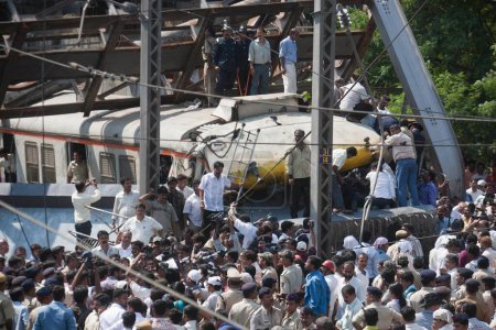 Téléchargez les photos : Tuyauterie d'eau s'est effondré sur le train en mouvement, thane, mumbai, maharashtra, Inde, Asie - en image libre de droit