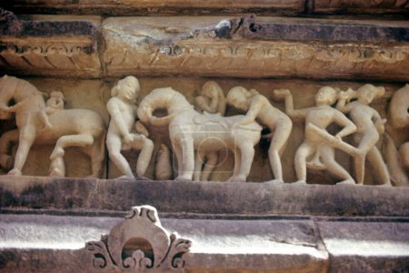 Téléchargez les photos : Panneau de pierre sur le temple vishwanath ; khajuraho ; madhya pradesh ; Inde - en image libre de droit