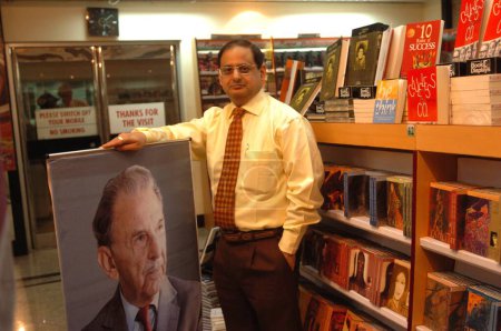 Foto de El autor indio del sur de Asia Bakhtiar J Dadabhoy en el festival de libros Roopa junto con su libro sobre JRD tata; Bombay Mumbai; Maharashtra; India - Imagen libre de derechos
