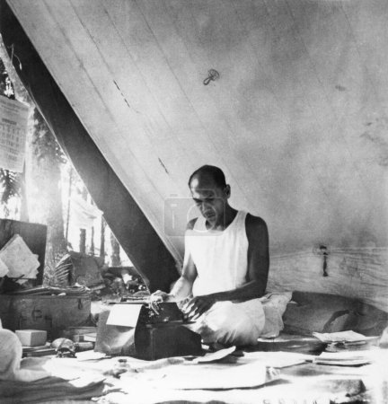 Foto de Nirmal Kumar Bose escribiendo en Noakhali East Bengal, noviembre 1946, India - Imagen libre de derechos
