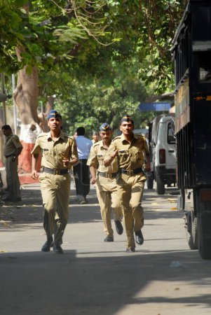 Foto de Policías de Mumbai están corriendo para asistir al campamento de meditación, Bombay ahora Mumbai, Maharashtra, India - Imagen libre de derechos