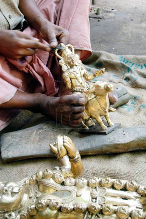 Téléchargez les photos : Man making bronze sculpture ; Irinjalakuda ; Kerala ; India - en image libre de droit