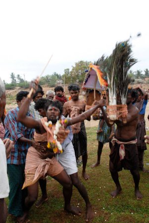 Foto de Peregrinos después de bañarse en el río Tamiravarani experimentan el estado de completa unión con el Señor, festival Vaikasi Visakam, Tiruchendur, Tamil Nadu, India - Imagen libre de derechos