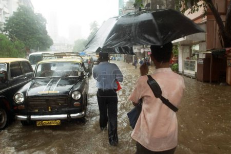 Foto de Una tarde lluviosa en Grant Road, Bombay ahora Mumbai, Maharashtra, India - Imagen libre de derechos