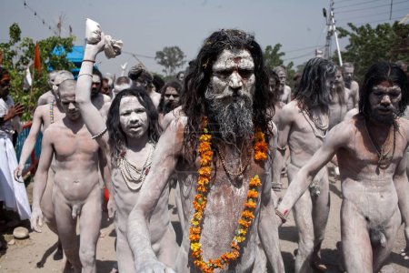 Foto de Sadhus desnudo en camino Haridwar Uttarakhand India Asia - Imagen libre de derechos