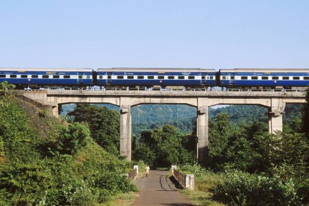 Foto de Konkan tren ferroviario en el puente en chiplun, maharashtra, India - Imagen libre de derechos