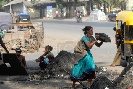 Téléchargez les photos : Un travailleur nettoie les égouts pour une partie de la préparation de la mousson afin de prévenir les inondations à Bombay Mumbai, Maharashtra, Inde - en image libre de droit