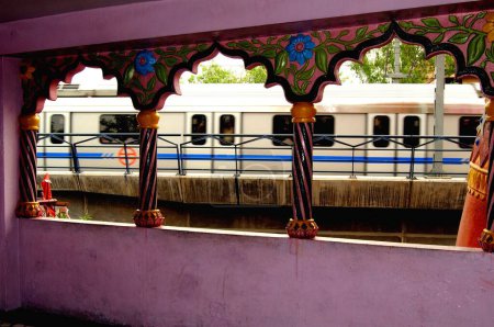Foto de Metro de tren visto desde el interior de Hanuman templo panchkuan carretera; Nueva Delhi; India - Imagen libre de derechos