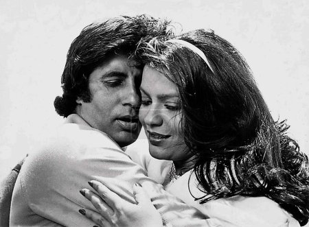 Téléchargez les photos : L'acteur Amitabh Bachchan et l'actrice Zeenat Aman dans un film Don, Inde - en image libre de droit