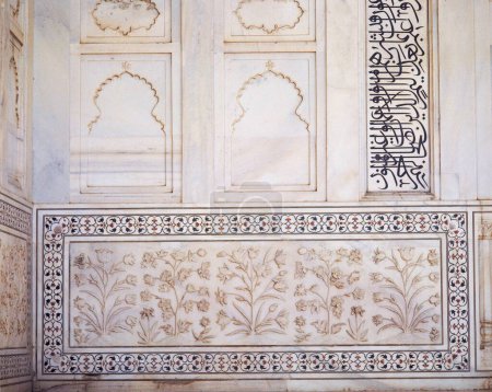 Foto de Motif designs on wall taj mahal, agra, delhi, india, asia - Imagen libre de derechos
