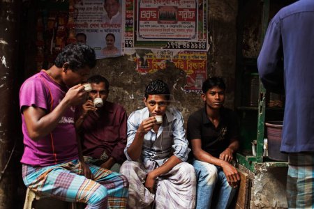 Téléchargez les photos : Hommes buvant du thé dans la rue dhaka bangladesh - en image libre de droit
