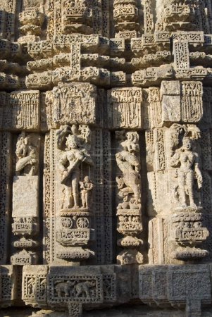 Téléchargez les photos : Sculpture de musiciens sur le mur du temple du Soleil Monument du patrimoine mondial ; Konarak ; Orissa ; Inde - en image libre de droit