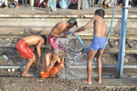 Foto de Hombres tomando baño con tubería en vía férrea Jodhpur Rajasthan India Asia - Imagen libre de derechos