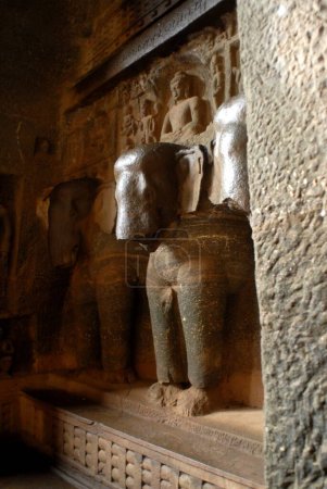 Téléchargez les photos : Statue dans les grottes bouddhistes de Karla meilleurs exemples de grottes anciennes taillées dans la roche construites au IIIe siècle avant JC par le moine bouddhiste ; Karla ; Maharashtra ; Inde - en image libre de droit