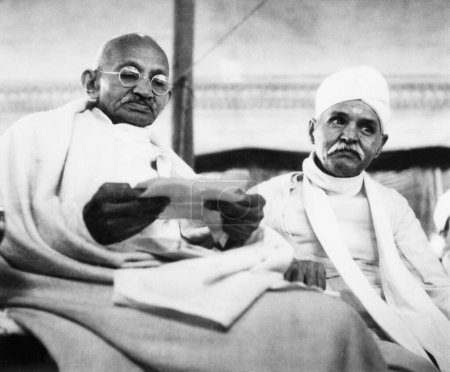 Foto de Mahatma Gandhi y Madan Mohan Malaviya en Varanasi, 1941, India - Imagen libre de derechos