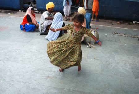 Téléchargez les photos : Fille rurale dansant sur la plate-forme, Jodhpur, Rajasthan, Inde - en image libre de droit