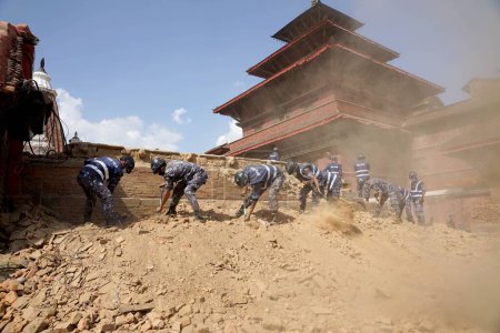 Foto de Ejército y personal de policía limpian escombros, terremoto, nepal, asia - Imagen libre de derechos