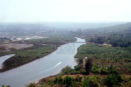 Eine Luftaufnahme des Hinterwassers im Arabischen Meer bei Ganpatipule, einer Kleinstadt im Bezirk Ratnagiri an der Küste von Maharashtra, Indien 