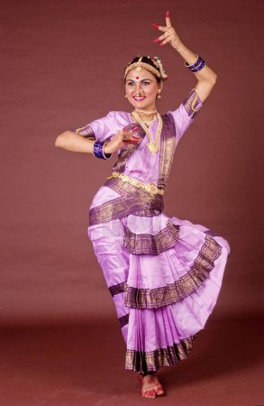Foto de Bailarina clásica Bharatnatyam en traje tradicional - Imagen libre de derechos