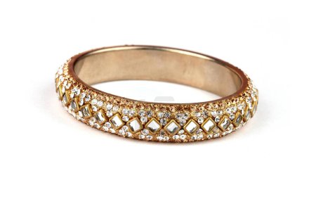 Téléchargez les photos : Indian Bangles. Bracelet avec diamants sur fond blanc, Bijoux traditionnels indiens, Style, mode et design de bijoux - en image libre de droit