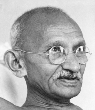 Téléchargez les photos : Mahatma Gandhi écrit à Birla House, Mumbai, août 1942, Inde - en image libre de droit
