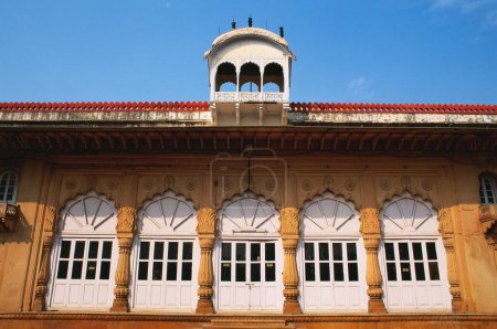 Dekorierte Fassade des Palastes jetzt Govt Museum Lohagarh Fort, Bharatpur, Rajasthan, Indien