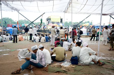 Téléchargez les photos : Anna Hazare Supporters lire le journal de presse à ramlila maidan delhi Inde Asie - en image libre de droit