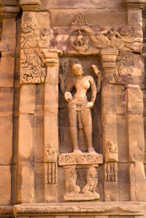 UNESCO Patrimonio de la Humanidad; Ardhanarishvara escultura en Virupaksha templo es la arquitectura Dravidian construido por la reina Lokamahadevi ocho siglo en Pattadakal; Karnataka; India