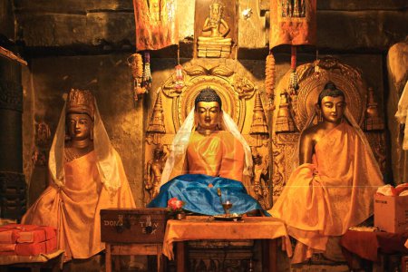 Téléchargez les photos : Statues au patrimoine mondial de l'UNESCO Temple Mahabodhi ; Bodhgaya ; Bihar ; Inde - en image libre de droit