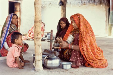 Téléchargez les photos : Femmes préparant babeurre, kutch, gujarat, Inde, asie - en image libre de droit