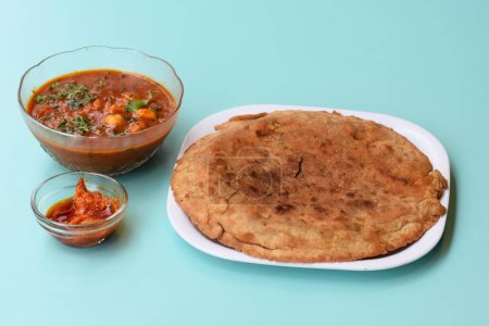 Indisches Fladenbrot - Aloo Kulcha mit Choley oder Gefülltem Kartoffelbrot oder Gefülltem Aloo Paratha mit Tomatenketchup, weißen Kichererbsen & Essiggurke - Image