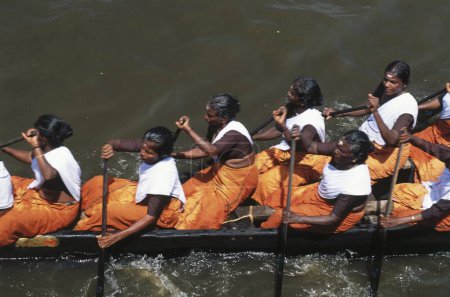Téléchargez les photos : Nehru Boat Race Festivals, Snake Boat progrès de la course, jalostavam pour Haripad Subramanya Temple, Alappuzha alleppey, Kerala, Inde - en image libre de droit