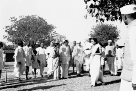 Téléchargez les photos : Jawaharlal Nehru c et d'autres en route pour assister à une réunion de sarvodaya à l'ashram de Sévagramme, mars 1948 - en image libre de droit