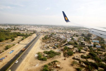 Foto de Una vista aérea de una carretera en Gujarat desde el tablero de aviones a reacción; India - Imagen libre de derechos
