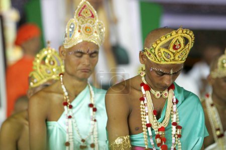 Téléchargez les photos : Hommes après avoir pris deeksha comme moines au festival Mahamasthakabhisheka Jain, Shravanabelagola, district de Hassan, État du Karnataka, Inde - en image libre de droit