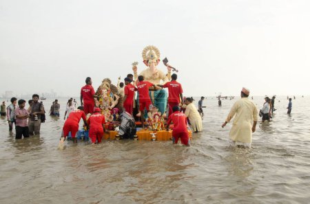 Foto de Ganpati Inmersión en el mar en Girgaon Chowpatty en Ganpati Utsav Mumbai India Asia - Imagen libre de derechos