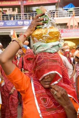 Foto de Mujer sosteniendo pote ritual, kumbh mela, ujjjain, madhya pradesh, india, asia - Imagen libre de derechos