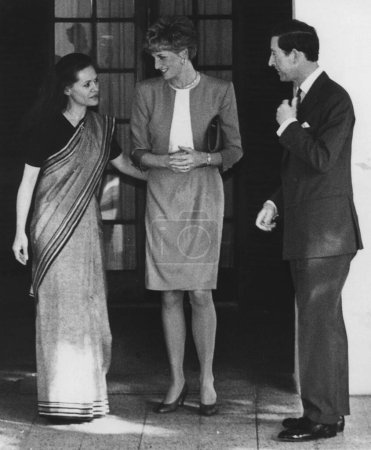 Foto de Presidenta del partido de congreso nacional indio Misses Sonia Gandhi con la princesa de Gales Diana y el príncipe Carlos - Imagen libre de derechos