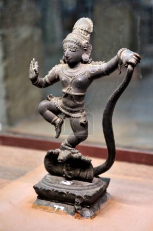 Téléchargez les photos : Statue en bronze de Krishna sur kaliya chola dynastie dans meenakshi temple madurai tamilnadu Inde Asie - en image libre de droit
