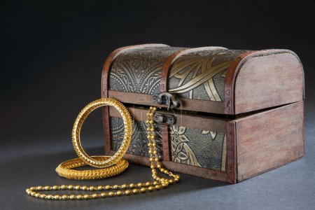Foto de Caja de joyería de madera con brazaletes de oro collar y anillo India Asia Nove 2011 - Imagen libre de derechos