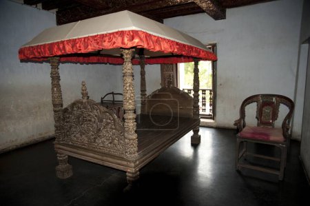Téléchargez les photos : Lit King dans le palais Padmanabhapuram au kerala Inde - en image libre de droit