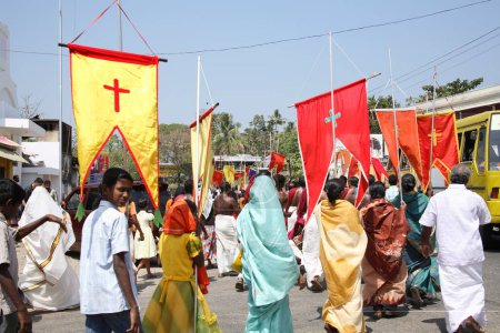 Foto de Cristiano sirio en procesión personas con banderas decorativas de colores cerca de Marthoman Cheriyapally, Iglesia de Santo Tomás en Kohamangalam; ernakulam; Kerala; India - Imagen libre de derechos